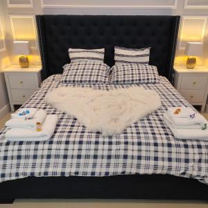 un letto nero con coperte bianche e cuscini sopra di Boutique Studio ad Alghero