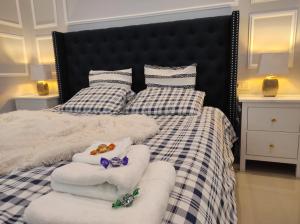 une chambre avec un lit avec des serviettes dessus dans l'établissement Boutique Studio, à Alghero