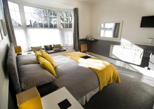 ein Schlafzimmer mit einem Bett mit einer gelben Decke darauf in der Unterkunft The Aldor in Skegness