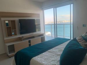 A bed or beds in a room at 19TH FLOOR LUXURY APARTMENT BAY VIEW CARTAGENA