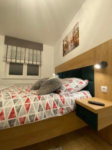 Säng eller sängar i ett rum på Apartament z widokiem na jezioro Niegocin, Mazury