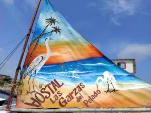 uma vela de um barco com pássaros nele em Hostal LAS GARZAS DEL PELADO em Playas