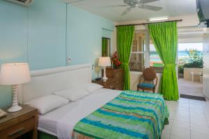 Кровать или кровати в номере Rostrevor Hotel