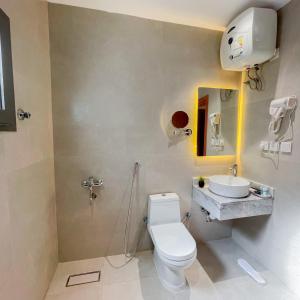 a bathroom with a toilet and a sink at سيتيز إن للشقق المخدومة in Yanbu