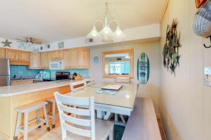 Una cocina o zona de cocina en Surfs Up 301