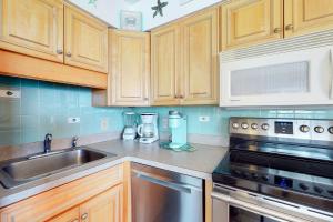 Una cocina o zona de cocina en Surfs Up 301