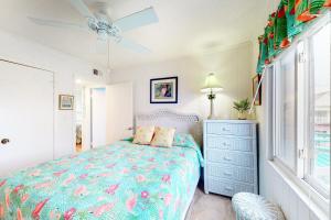 Un dormitorio con una cama y una cómoda y una ventana. en Surfs Up 301, en Ocean City