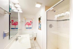 Un baño con ducha, inodoro y lavabo. en Surfs Up 301, en Ocean City 17 fotos más