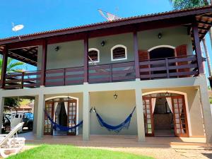 una casa con un balcone in cima di Incrivel casa a 13 min a pe da Praia de Juquehy SP a São Sebastião