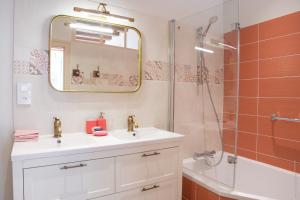 W łazience znajduje się umywalka, prysznic i lustro. w obiekcie La Little Maison w mieście Loches