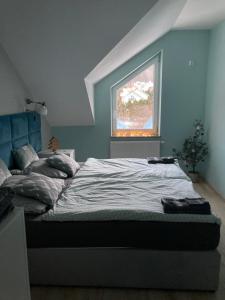 Ένα ή περισσότερα κρεβάτια σε δωμάτιο στο Apartament Widokowy
