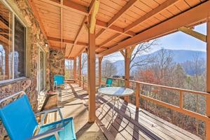 Afbeelding uit fotogalerij van Mountain-View Maggie Valley House with Spacious Deck in Maggie Valley