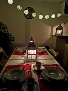 una mesa con platos y una linterna. en Martin´s House, en Martin