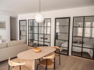 een woonkamer met een tafel en een bank bij L'ORANGERAIE Appartement design en plein centre in Castres