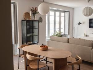 L'ORANGERAIE Appartement design en plein centre في كاستر: غرفة معيشة مع طاولة وأريكة