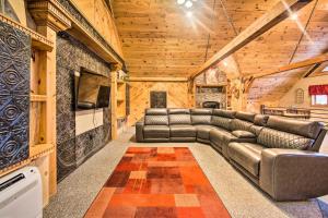 Una sala de estar con un sofá y un televisor. en Timberland Estates Cabin Close to Trails!, en Reedsville