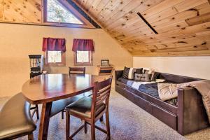 una sala de estar con una mesa y un sofá en Timberland Estates Cabin Close to Trails!, en Reedsville 20 fotos más