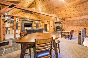 ein Esszimmer mit einem Tisch und Stühlen in einer Hütte in der Unterkunft Timberland Estates Cabin Close to Trails! in Reedsville
