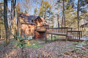 Cabaña de madera en el bosque con terraza de madera en Timberland Estates Cabin Close to Trails!, en Reedsville