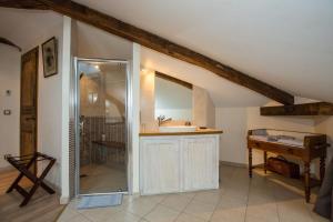 A bathroom at Chambre d'Hôtes Bastide du Cosset