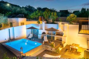 Bazén v ubytovaní Pakio Luxury Villa : Private Cretan Holidays alebo v jeho blízkosti