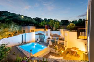 Bazén v ubytovaní Pakio Luxury Villa : Private Cretan Holidays alebo v jeho blízkosti