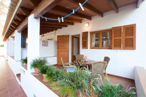 Imagen de la galería de Apartamentos Molina 9-10-11, en Es Caló