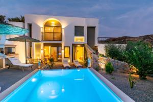 Bazén v ubytovaní Pakio Luxury Villa : Private Cretan Holidays alebo v jeho blízkosti