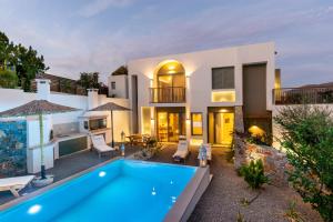 Bazén v ubytovaní Pakio Luxury Villa : Private Cretan Holidays alebo v jeho blízkosti