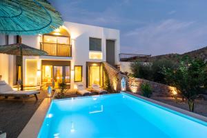Bazén v ubytovaní Pakio Luxury Villa : Private Cretan Holidays alebo v jeho blízkosti