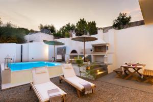 Bazén v ubytovaní Pakio Luxury Villa : Private Cretan Holidays alebo v jeho blízkosti