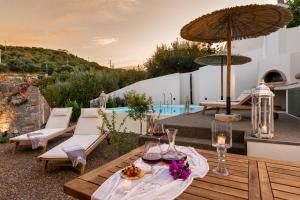 Bazén v ubytovaní Pakio Luxury Villa : Private Cretan Holidays alebo v jeho blízkosti