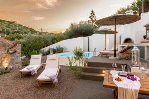 Bazén v ubytovaní Pakio Luxury Villa : Private Cretan Holidays alebo v jeho blízkosti