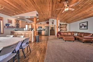 uma sala de estar com um sofá e uma ventoinha de tecto em Peaceful Superior Home with Fire Pit and Mtn View em Superior