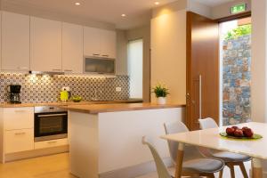 Kuchyňa alebo kuchynka v ubytovaní Pakio Luxury Villa : Private Cretan Holidays