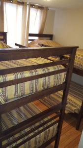 2 Etagenbetten in einem Zimmer mit in der Unterkunft Departamento Marina la Serena in La Serena