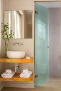 een badkamer met een wastafel en een spiegel bij Pakio Luxury Villa : Private Cretan Holidays in Milatos