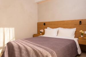 Posteľ alebo postele v izbe v ubytovaní Pakio Luxury Villa : Private Cretan Holidays