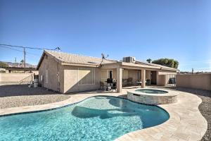 un patio trasero con piscina y una casa en Desert Getaway with Pool 4 Miles to Lake Havasu!, en Lake Havasu City