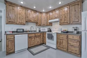 Foto dalla galleria di Caliente Home with Covered Patio, Mtn Views! a Caliente