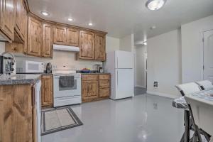 Foto dalla galleria di Caliente Home with Covered Patio, Mtn Views! a Caliente Altre 22 foto