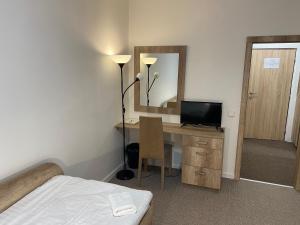 Televízia a/alebo spoločenská miestnosť v ubytovaní LC - Hotel Ostrava