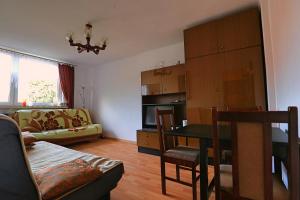 - un salon avec une table et une salle à manger dans l'établissement apartament DaDa, à Sosnowiec