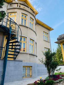 un edificio con una escalera de caracol en su lateral en TÁNIN HOUSE - Three-bedroom apartment, sauna and gym 10' away from Borovets en Samokov