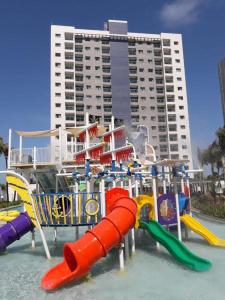 um parque aquático com um monte de escorregas aquáticos em Salinas Exclusive Resort 24 em Salinópolis