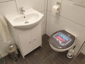 Schelklingenにある2 Zimmer Apartment im UG Schelklingen Biosphärenreservat Schwäbische Albのバスルーム(シンク、洗面台、サイン付きトイレ付) +18枚の写真