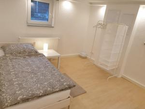 a bedroom with a bed and a desk and a window at 2 Zimmer Apartment im UG Schelklingen Biosphärenreservat Schwäbische Alb in Schelklingen