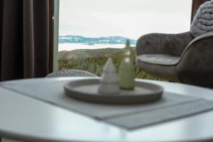 einen Tisch mit einer Kerze und einem Stuhl in einem Zimmer in der Unterkunft Vila Planinsko Blago in Kopaonik