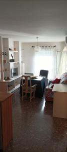 - un salon avec une table et un canapé dans l'établissement Alojamiento Entradita Cazorla, à Cazorla