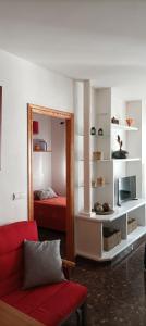 un soggiorno con divano rosso e specchio di Alojamiento Entradita Cazorla a Cazorla